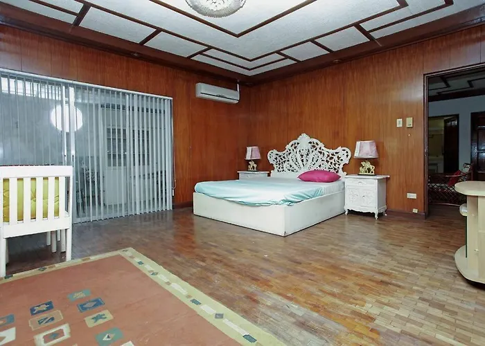 Big House In Quezon Holiday home *